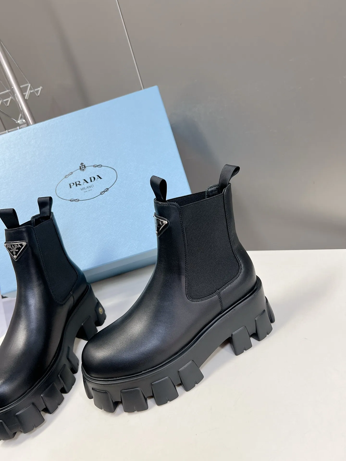 👟👟Ex-factory price 560👟👟 Women's shoes Women's Prada top version platform platform thick-soled pocket triangle logo couple's boots Original 1:1 customization, many Internet celebrities are on their feet, these shoes, cowhide color matching, injection molded triangle letters luogo process, very popular this year, can be worn for leisure and sports... ❶Fabric: Customized open edge beads ➕Injection molded triangle logo ❷Inner lining: Customized cowhide ❸Feet: customized cowhide ❹Outsole: original molded foam combination outsole ❺Sole thickness: 6cm ❻Number of sizes: women's 35-40